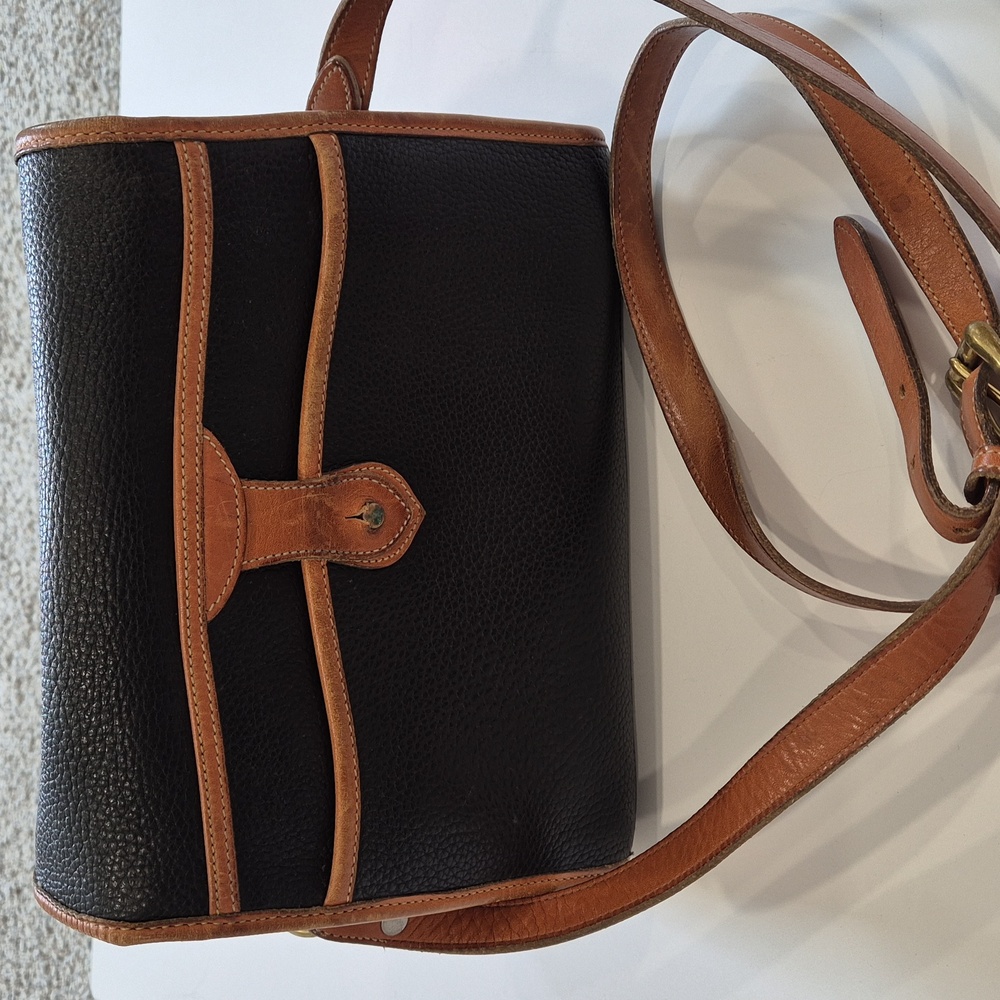 Vintage Classic Black and Tan Leather Shoulder Bag Crossbody Bag - Picture 9 of 17